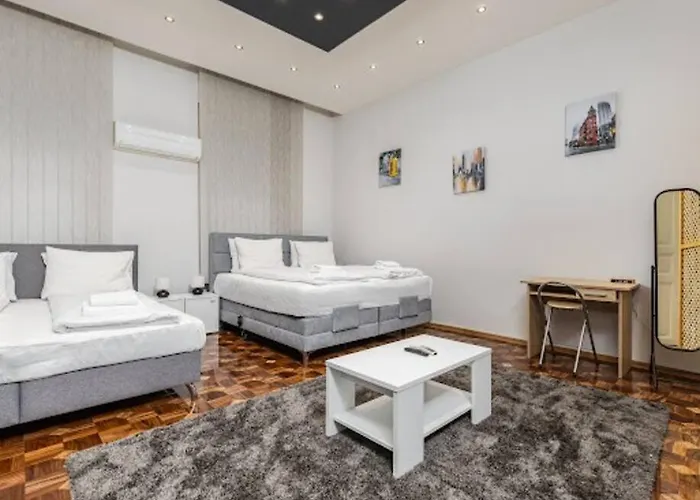 Base One * 布达佩斯