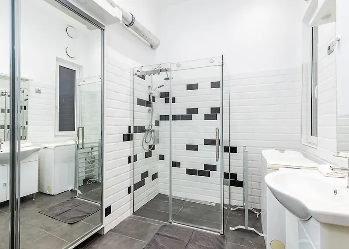 Base One 布达佩斯