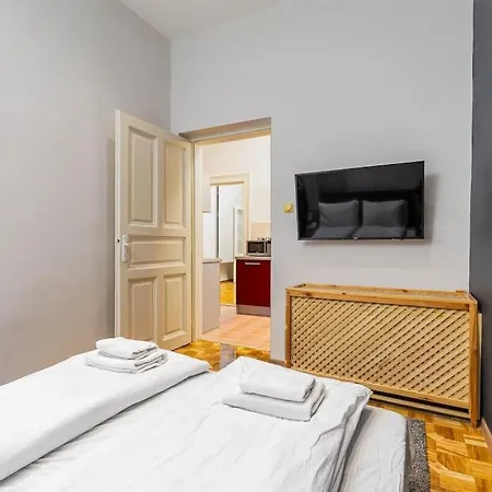 Apartament Base One *
