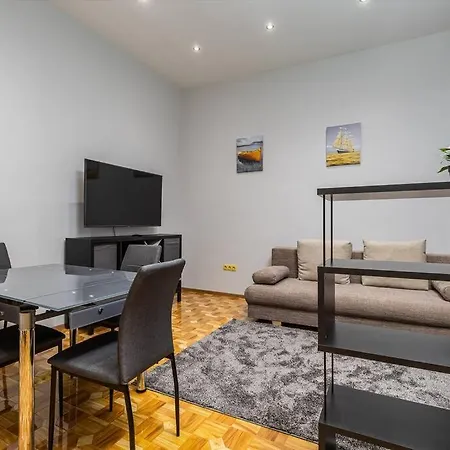 Apartament Base One *